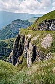 Monte Baldo (Trentino) -  a picco sulla Val d'Adige, in lontananza il Corno della Paura. 